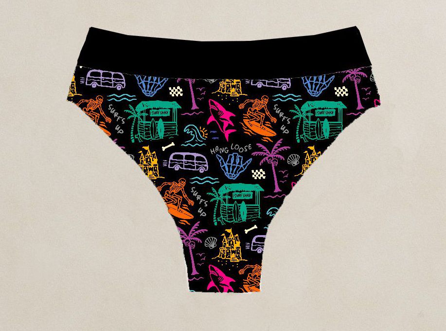Cueca preta com estampas coloridas de barcos e palmeiras