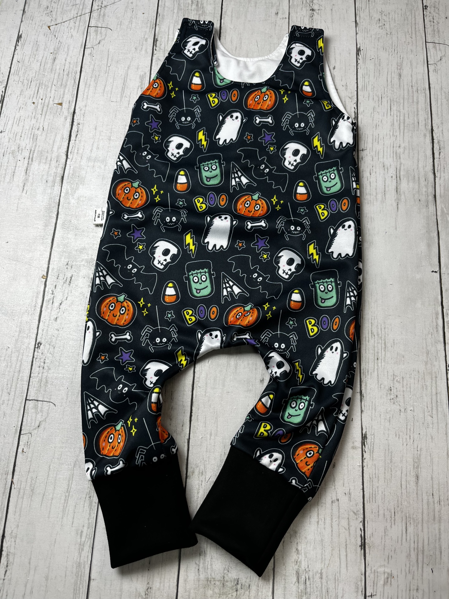 Macacão de bebé preto com estampado Halloween colorido