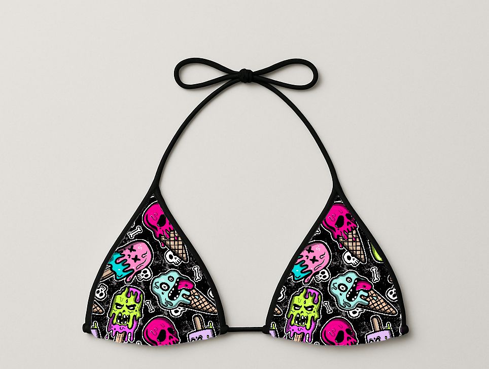 Top de biquíni triangular preto com padrão colorido de gelados e caveiras