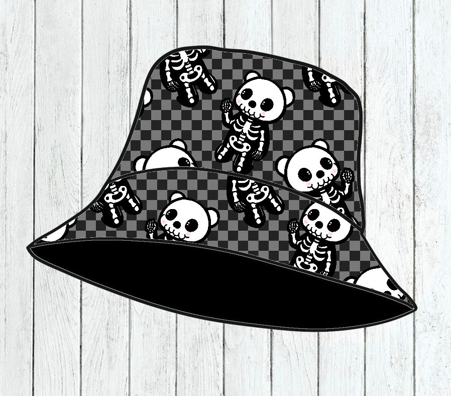 Chapéu tipo pescador com estampa de panda esqueleto preto e branco sobre fundo xadrez cinza escuro e preto