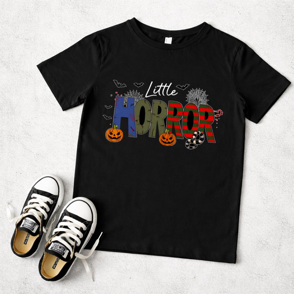 T-shirt preta de criança com estampado de Halloween e sapatilhas pretas e brancas