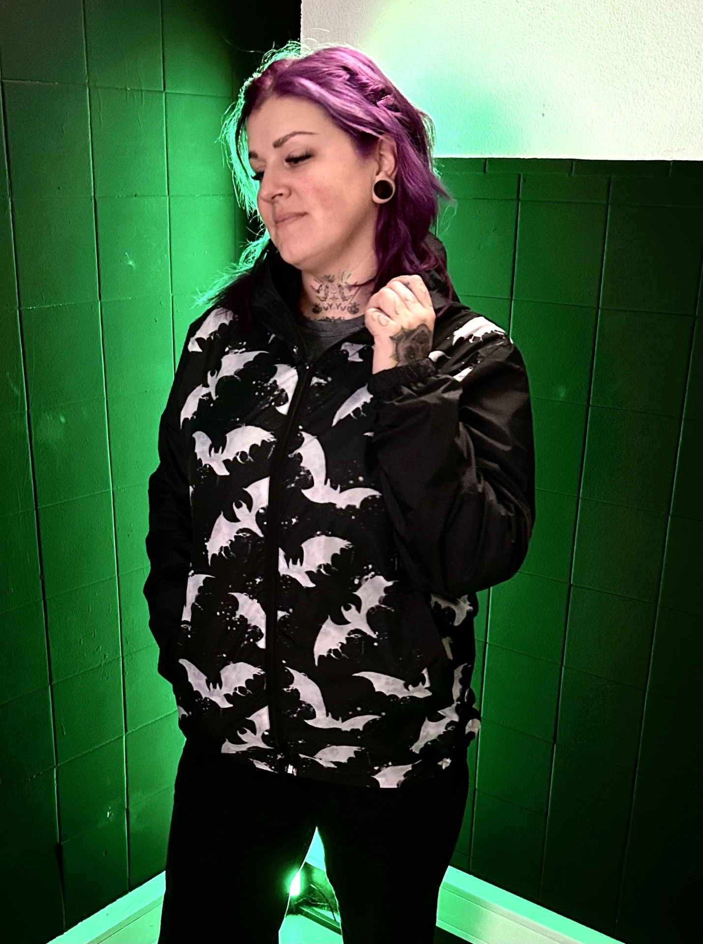 Casaco preto com padrão de morcegos brancos