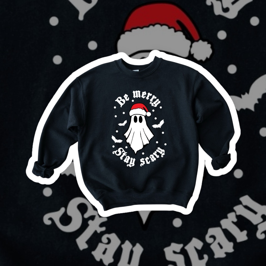 Sweatshirt preta com estampa de fantasma de Natal e textos 'Be merry' e 'stay scary'