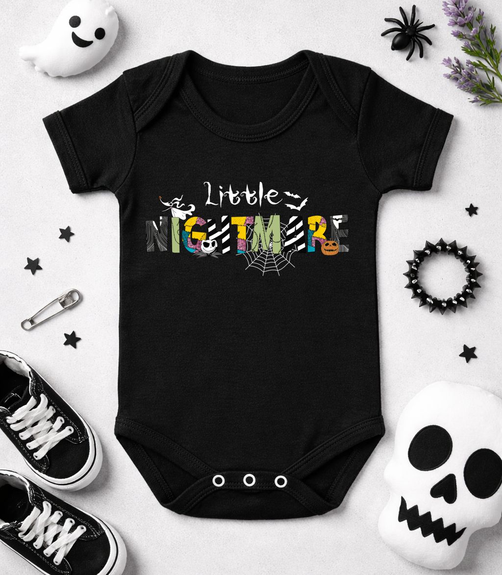 Body preto para bebé com frase colorida Little NIGHTMARE e decoração de Halloween