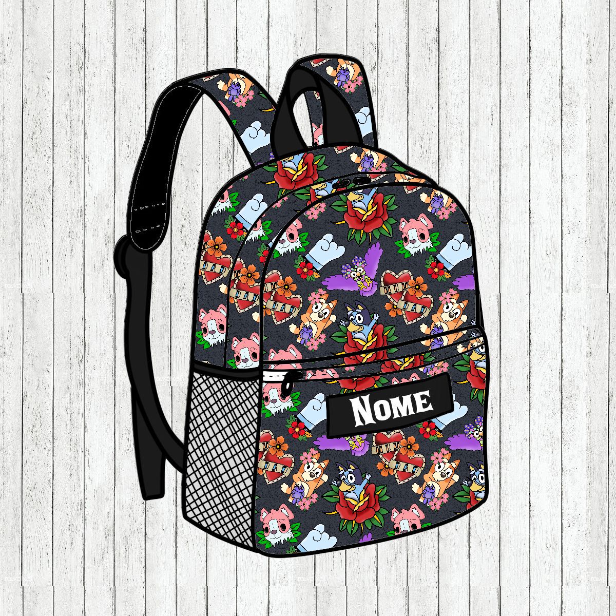 Mochila preta com padrão colorido e etiqueta branca com texto NOME