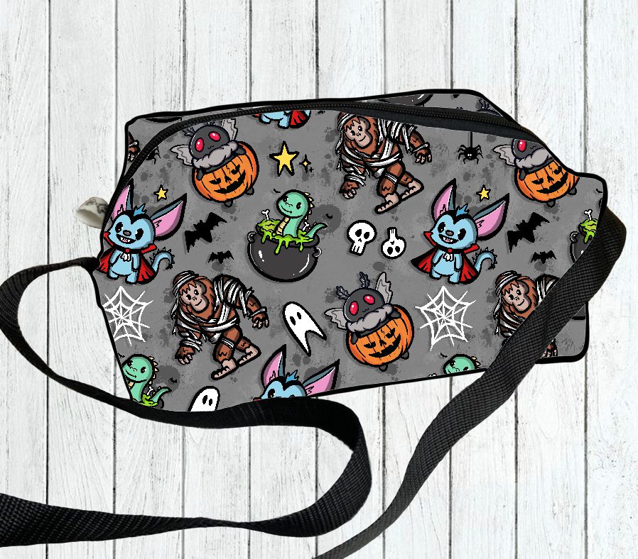 Mala cinzenta com padrão de Halloween com morcegos, múmias, abóboras, sapos, fantasmas e caveiras