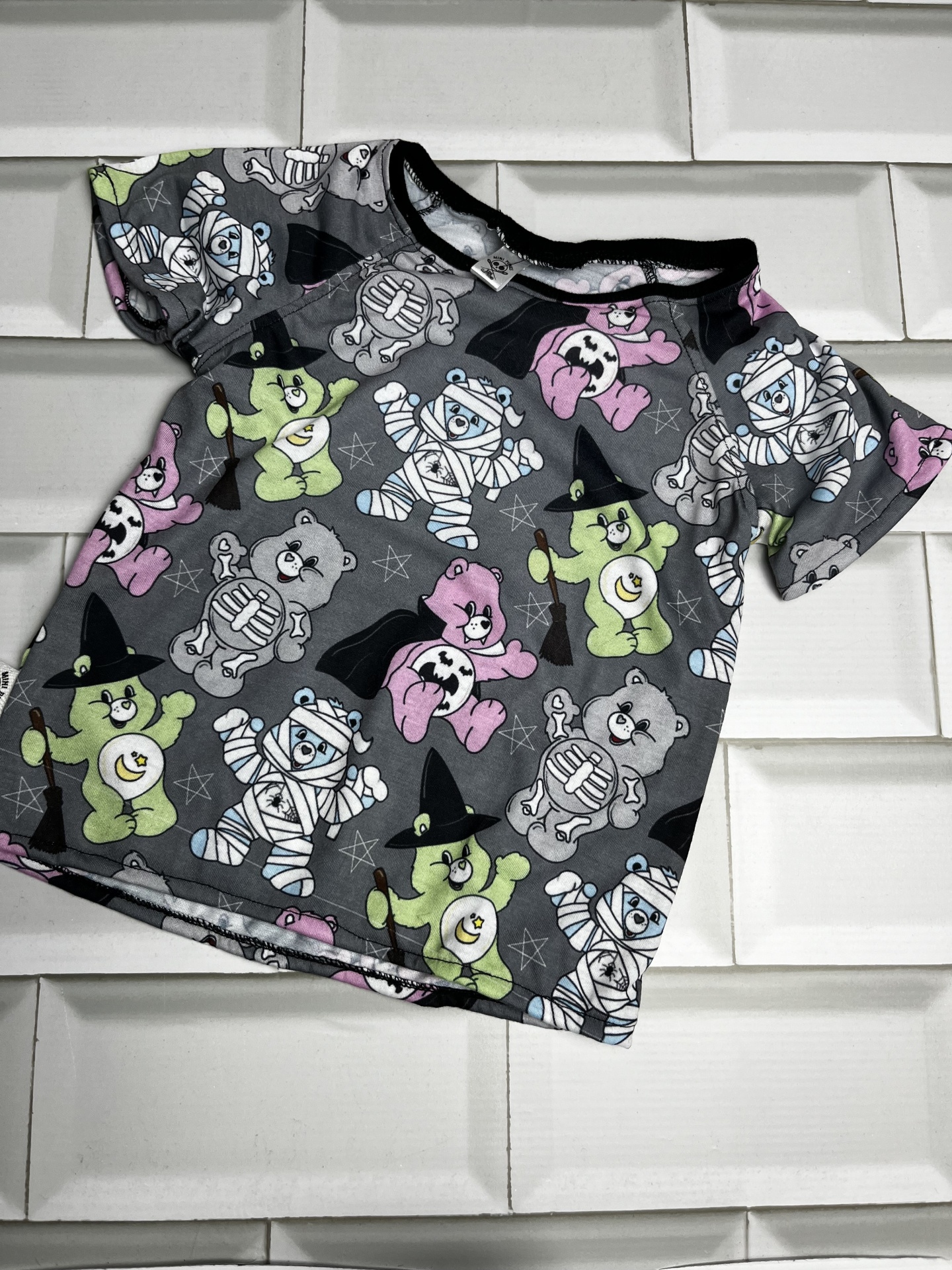 T-shirt infantil cinzenta com padrão colorido de ursos de Halloween