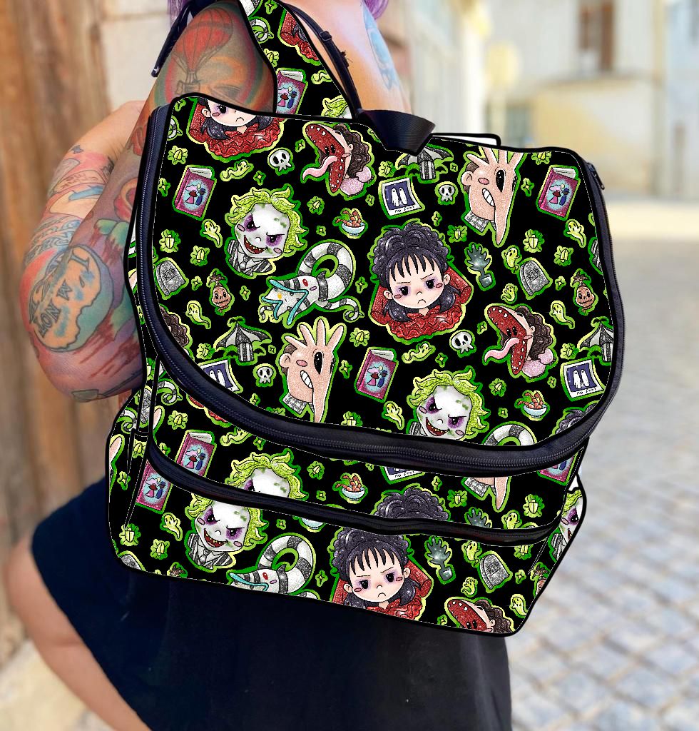 Mochila preta com padrão de personagens de desenho animado coloridos