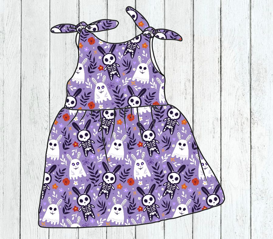 Vestido infantil lilás com padrão de esqueletos e fantasmas