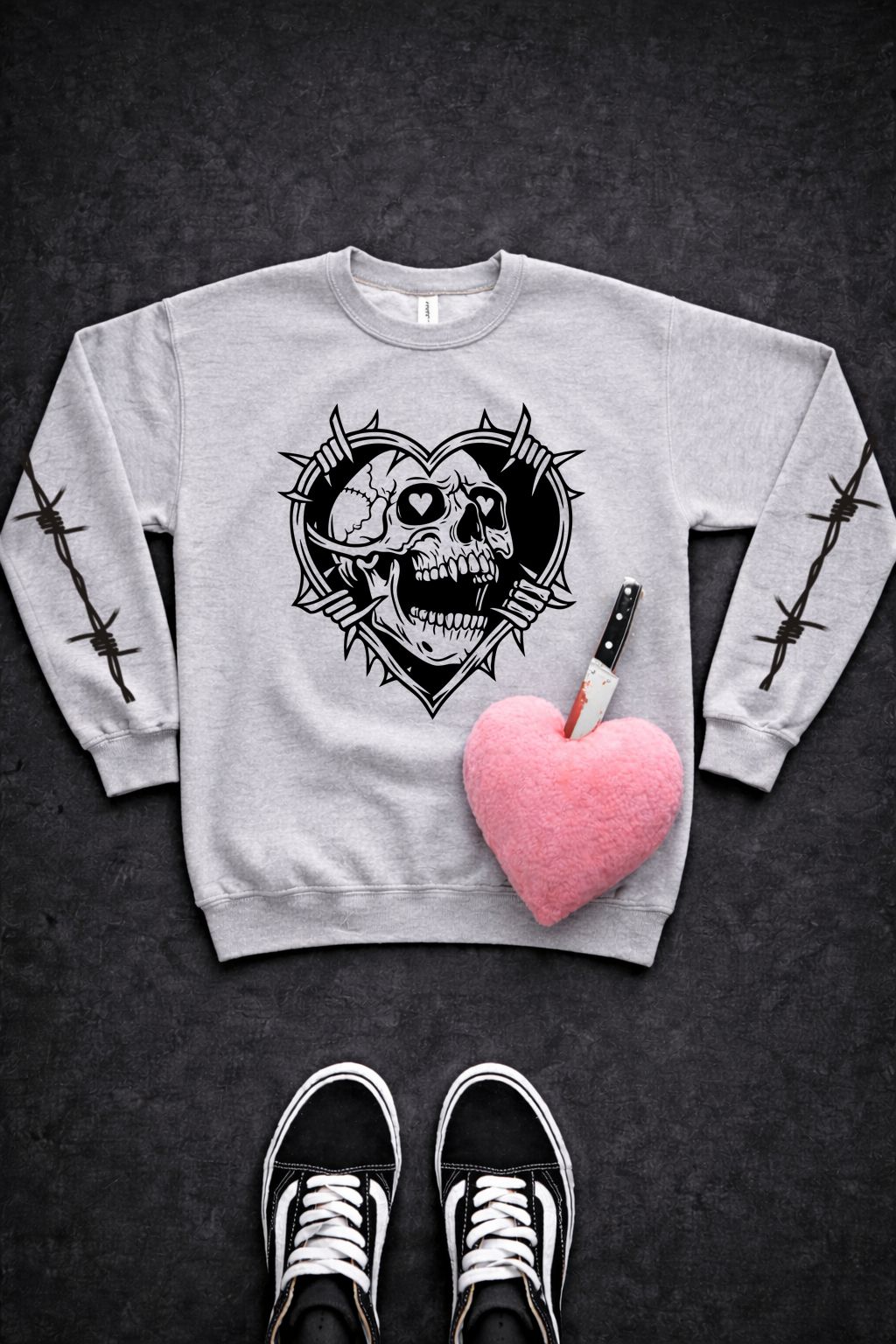 Sweatshirt cinza com estampa de caveira e coração, coração rosa com faca e ténis pretos e brancos