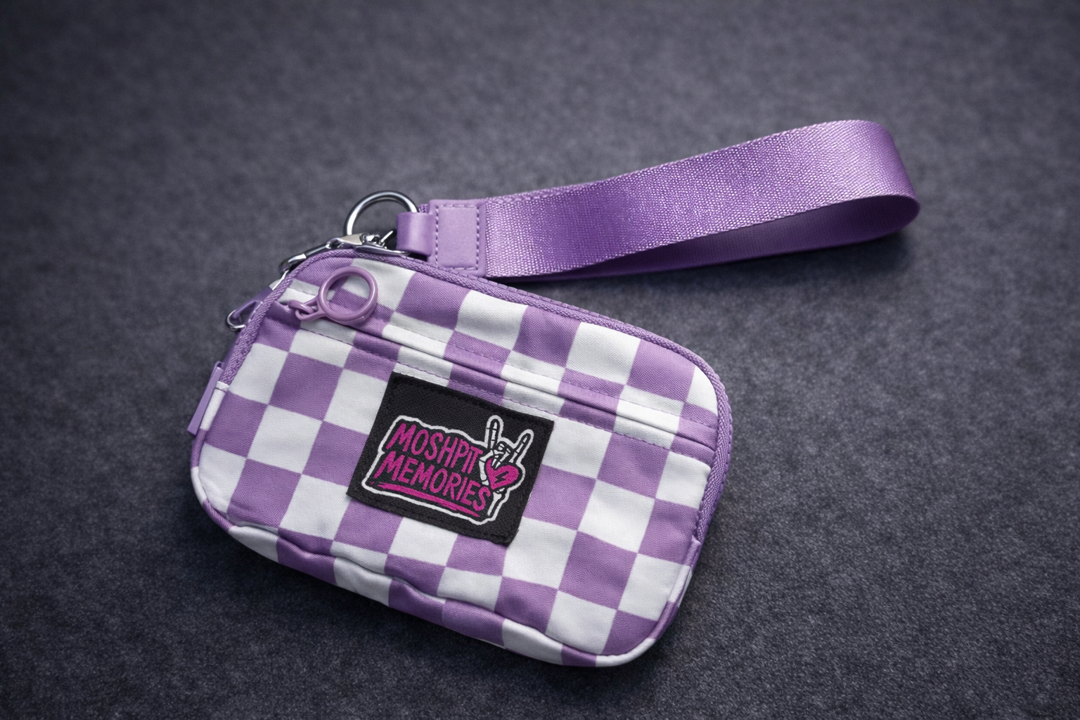 Bolsa pequena xadrez lilás e branco com alça e fecho lilás