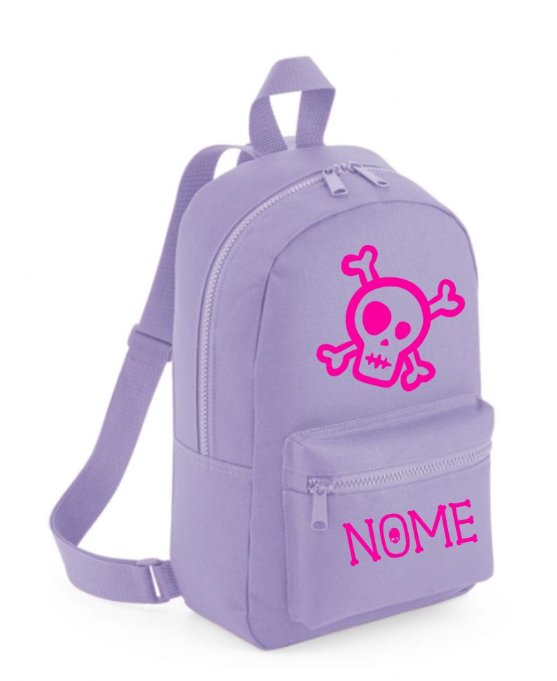 Mochila lilás com estampa rosa de caveira e ossos cruzados e palavra 'NOME' no bolso