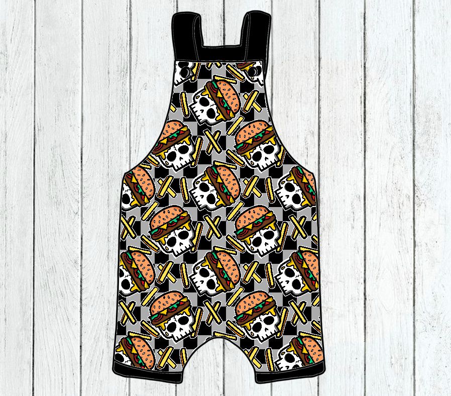 Macacão infantil com estampa de caveiras, hambúrgueres e batatas fritas