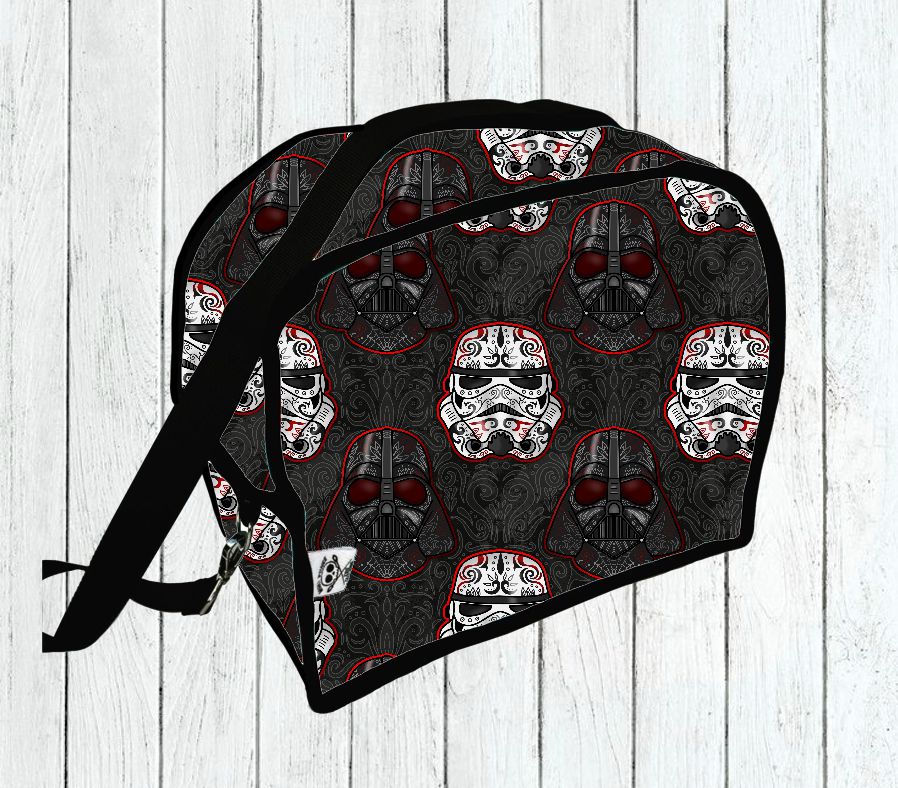 Mochila preta com estampado de capacetes do Star Wars em preto, branco e vermelho.
