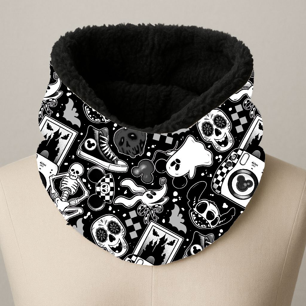 Cachecol tubular preto com estampas de caveiras, fantasmas e outros desenhos relacionados