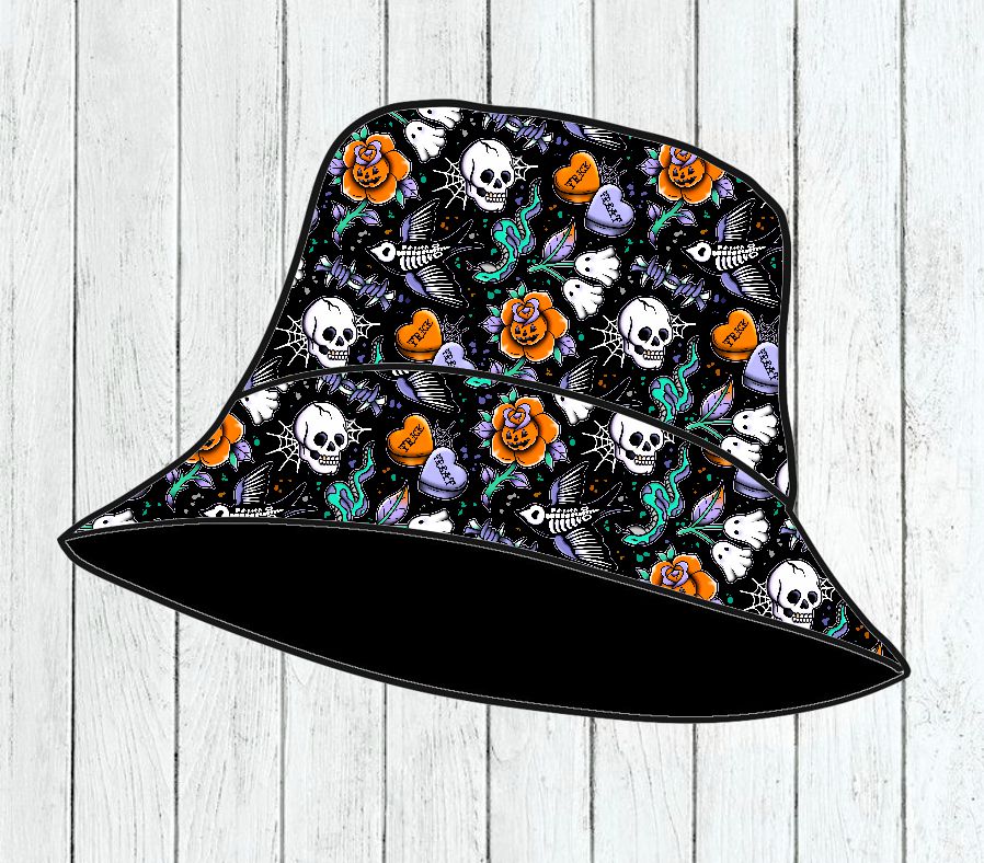 Chapéu de balde Halloween com padrão colorido e caveiras