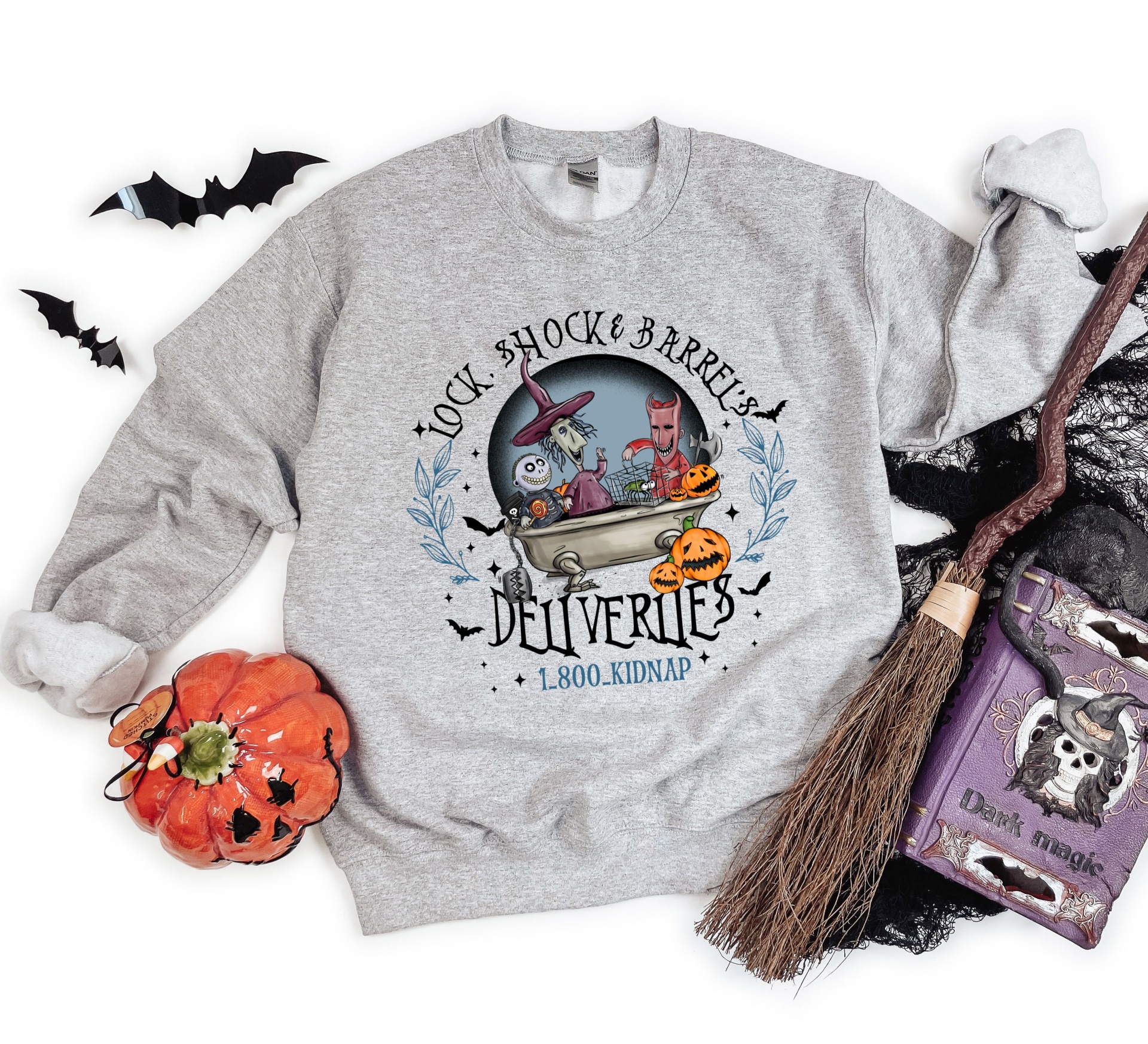 Sweat cinzenta com estampa de Halloween e acessórios de Halloween à volta
