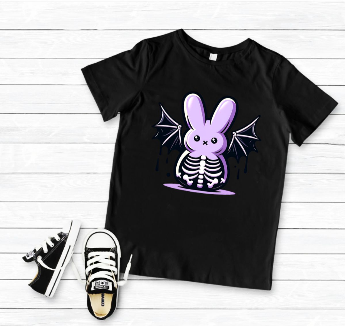 Camiseta preta com coelho esqueleto e ténis pretos com riscas brancas ao lado