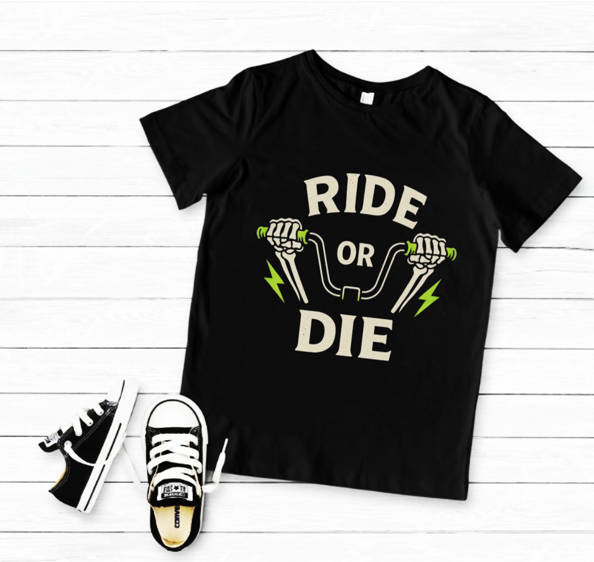 T-shirt preta com estampa Ride or Die e ténis infantis pretos