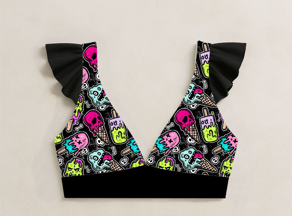 Top de bikini colorido com padrão de gelados e caveiras e alças pretas com folho