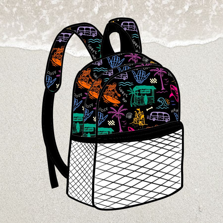 Mochila preta com desenhos coloridos e bolso branco com padrão de linhas diagonais