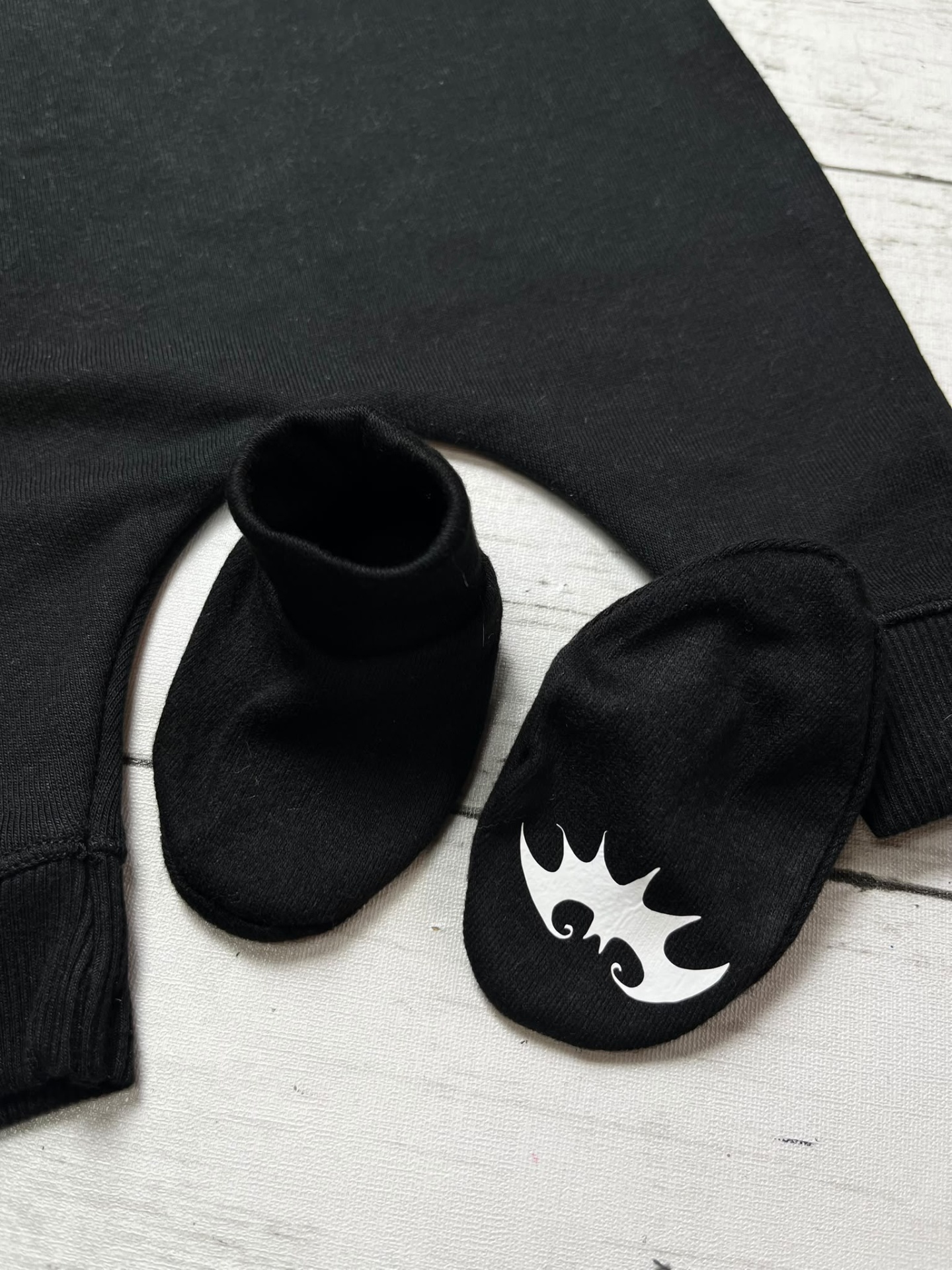 Conjunto de roupa preta para bebé com calças e meias, meias com padrão branco