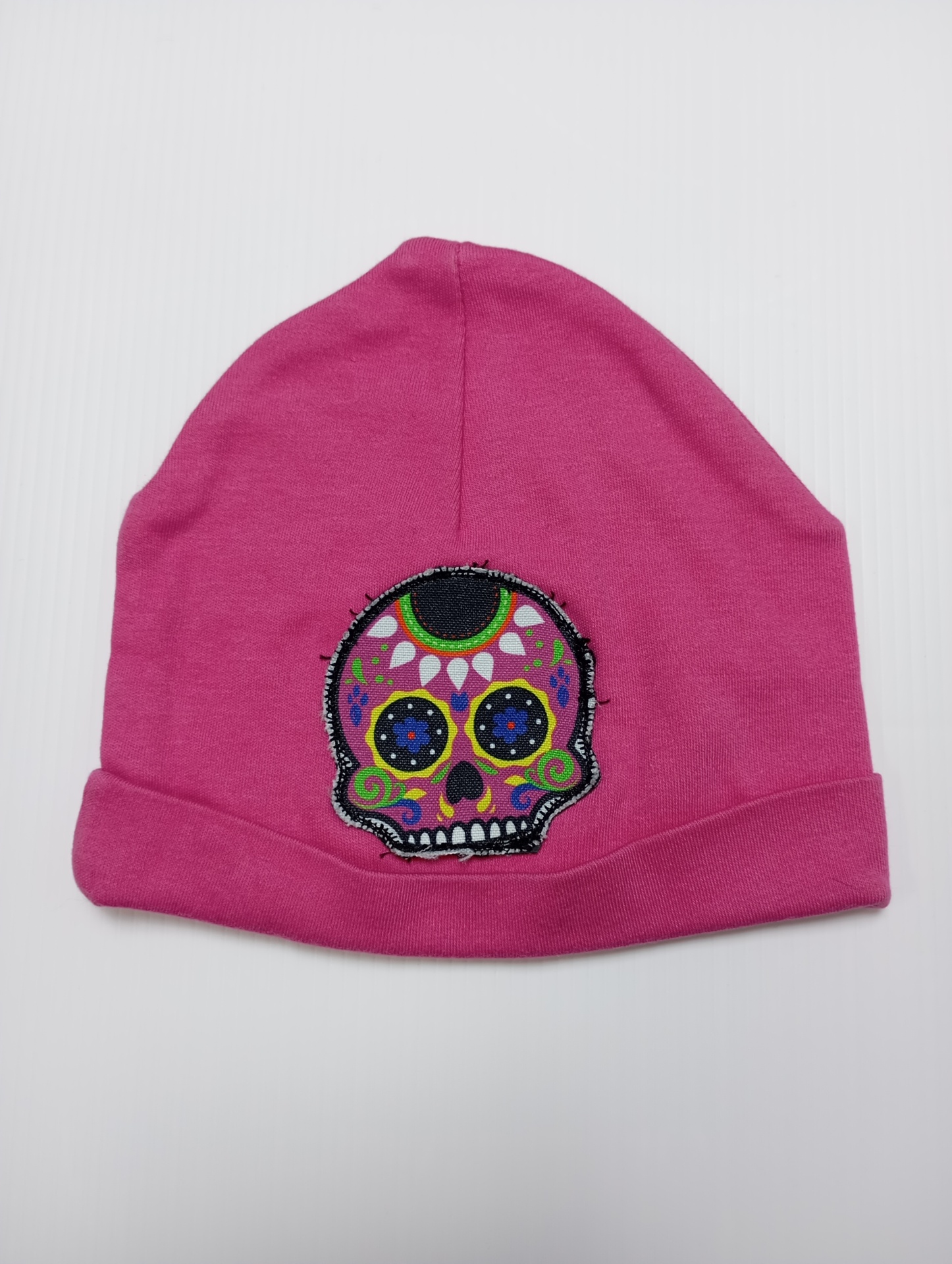 Gorro rosa com patch bordado de caveira colorida