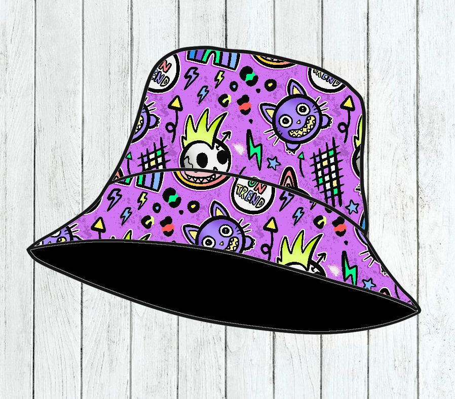 Chapéu de tecido com padrão colorido lilás e desenhos diversos