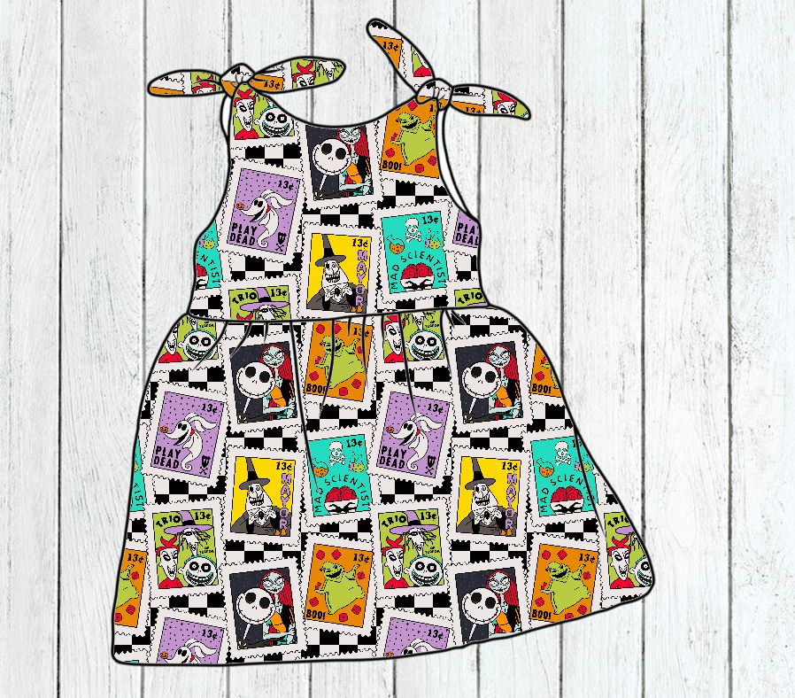 Vestido infantil colorido estampado com selos de desenhos animados em fundo branco amadeirado