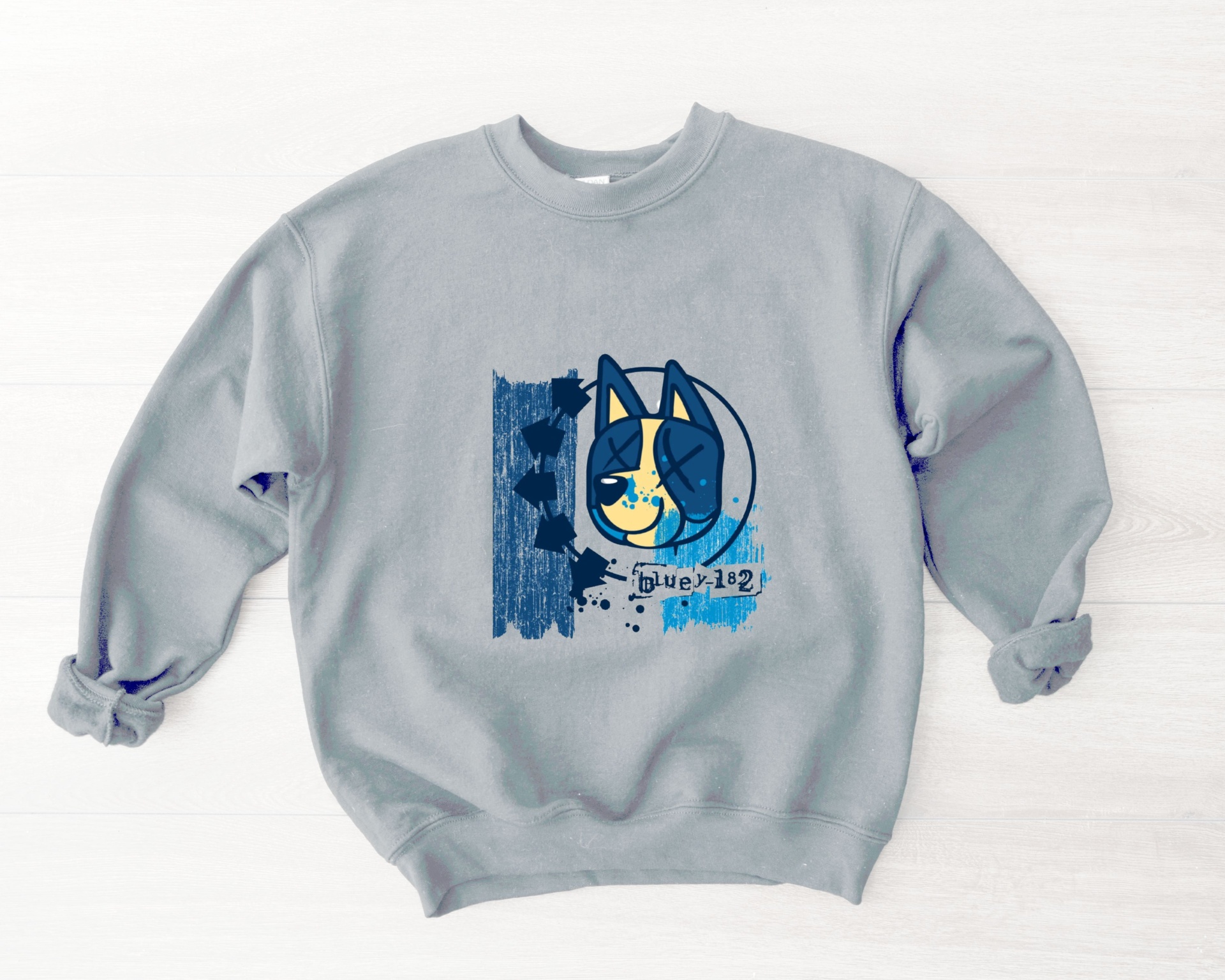 Camisola cinzenta com desenho de cão em azul e amarelo