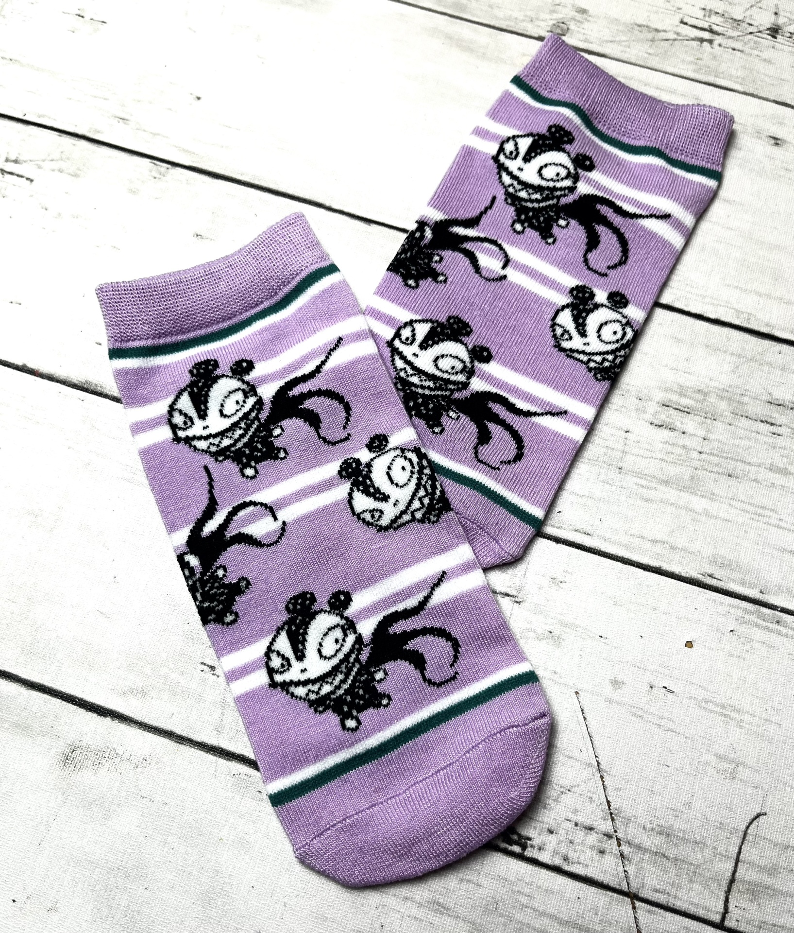Meias lilás com padrão de caricaturas