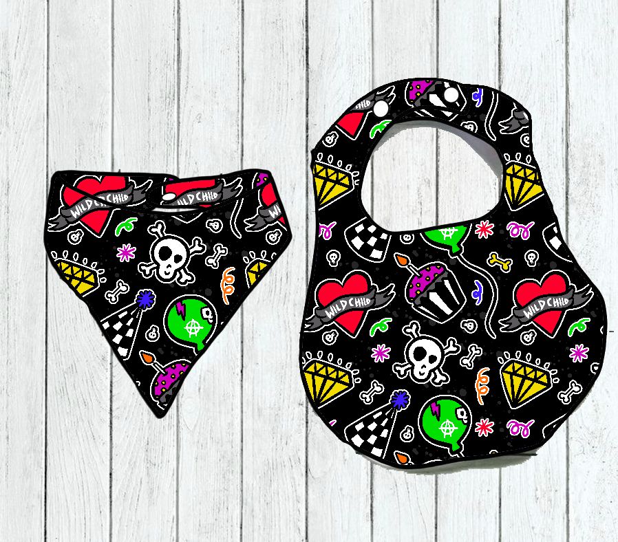 Babete e bandana para bebé pretos com padrão colorido de caveiras, diamantes e corações com texto
