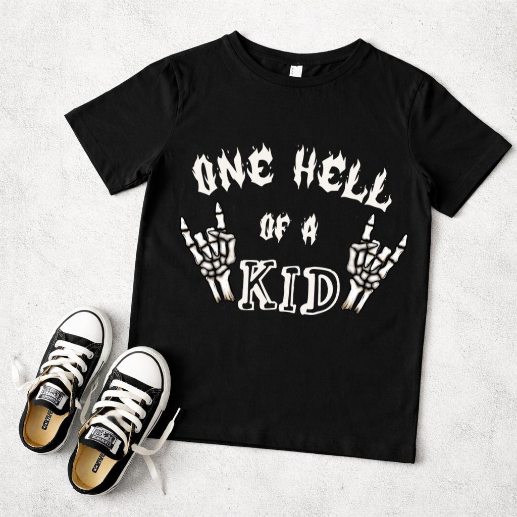 T-shirt preta infantil com escrita e ténis pretos e brancos