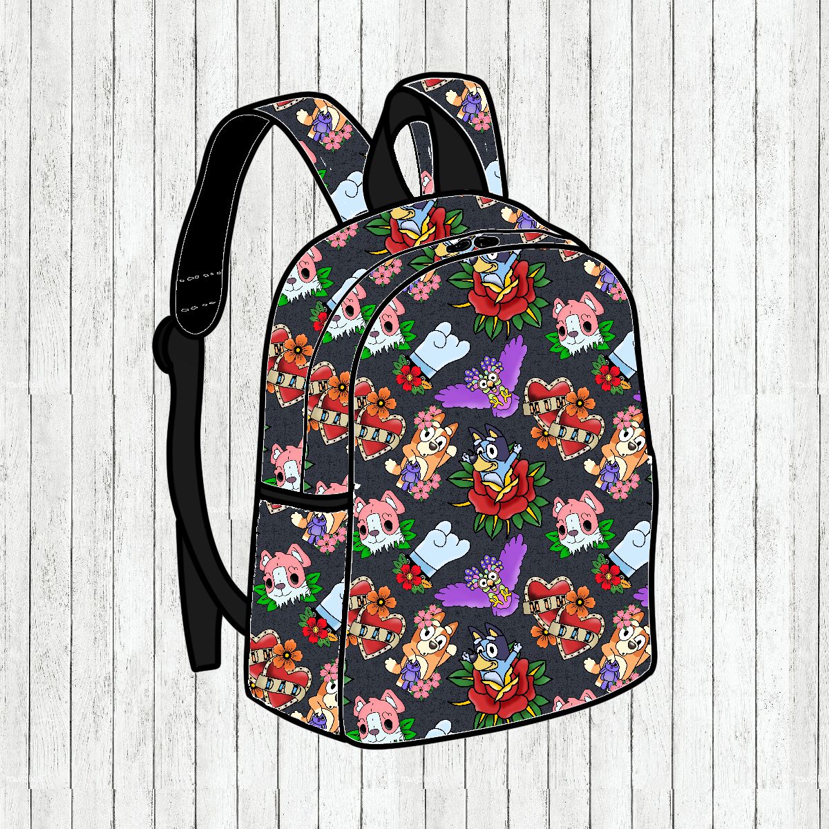 Mochila preta com padrão colorido de animais e símbolos, alças pretas ajustáveis, fundo madeira clara