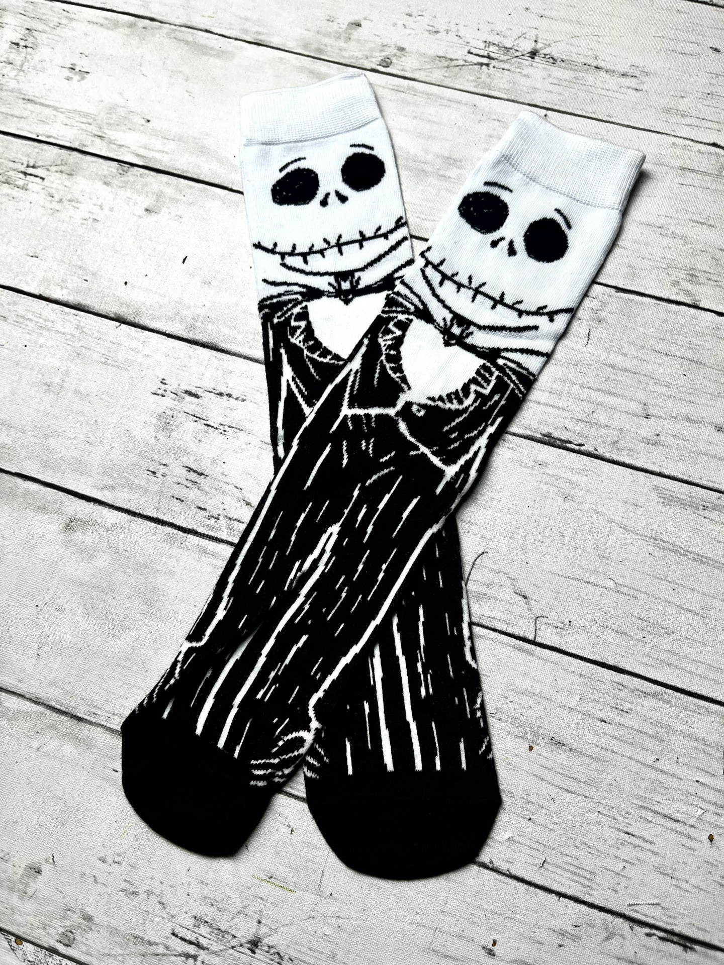 Meias pretas e brancas com figura de esqueleto com fato risca de giz
