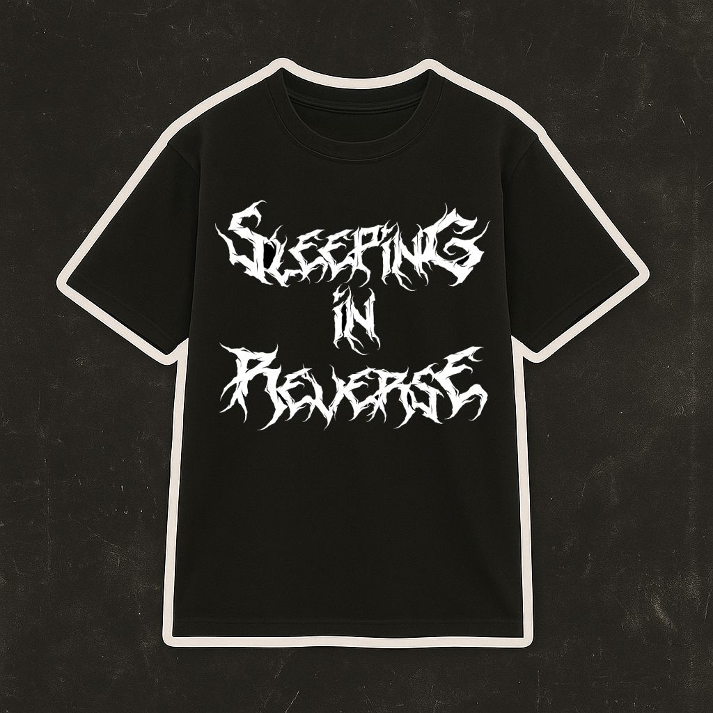 T-shirt preta com texto branco estilizado