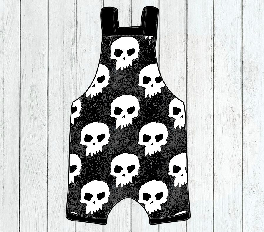 Jardineira curta preta com padrão de caveiras brancas