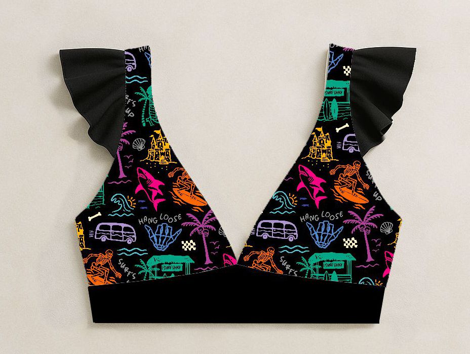 Top de bikini preto com padrões tropicais e urbanos coloridos e alças com folhos