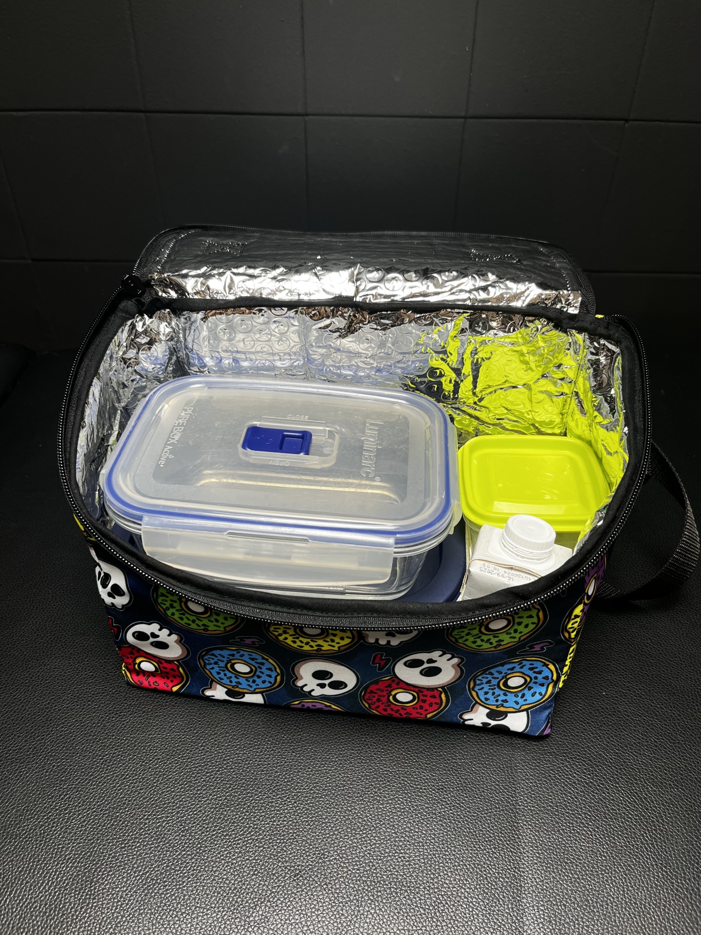 Bolsa térmica colorida com recipientes de plástico dentro