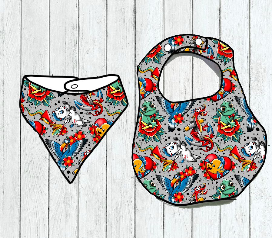 Conjunto babete e bandana bebé com padrão tatuagem colorida sobre fundo cinzento