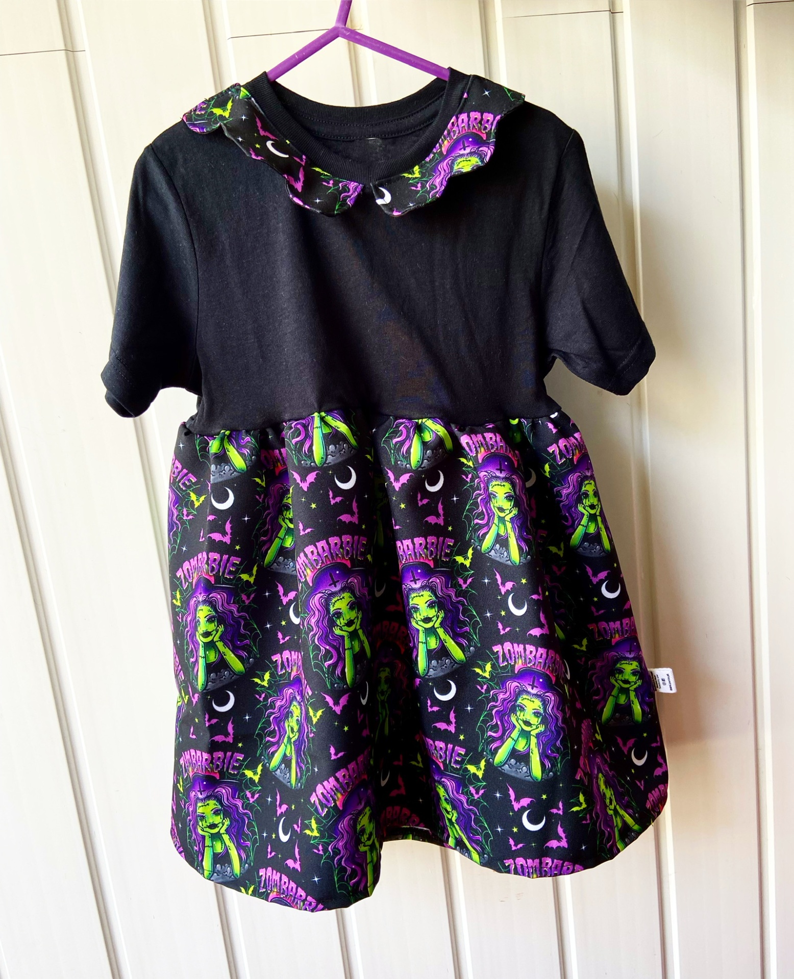 Vestido infantil preto com saia estampada de zumbis em roxo e verde