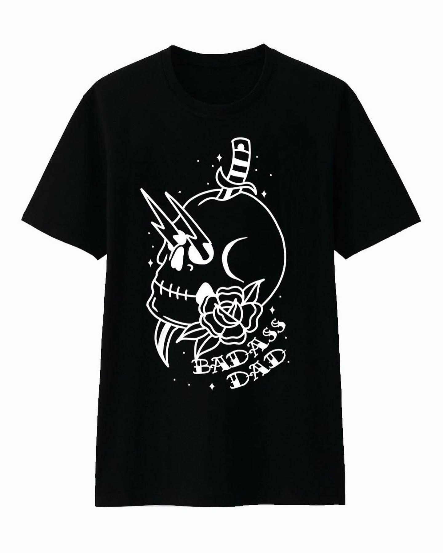 T-shirt preta com estampa de caveira com faca, raio, rosa e texto BADASS DAD