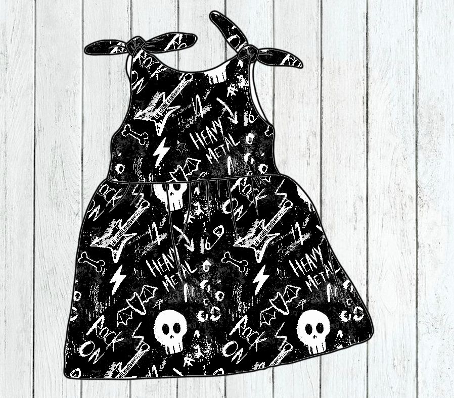 Vestido infantil preto com estampa branco rock heavy metal e caveiras.