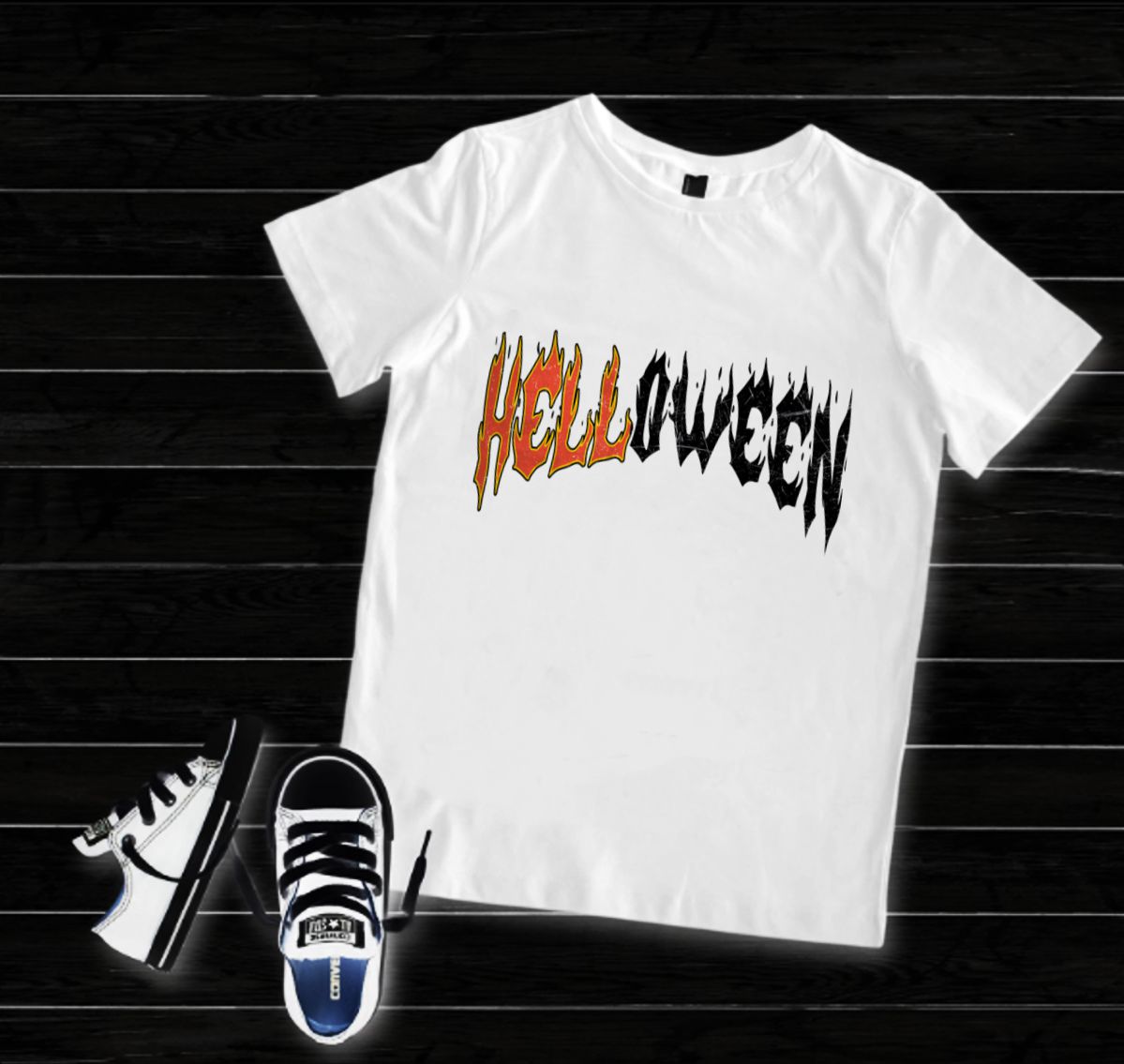 T-shirt branca com texto 'HELLOWEEN' em laranja e preto e sapatos brancos com detalhes a preto sobre chão escuro