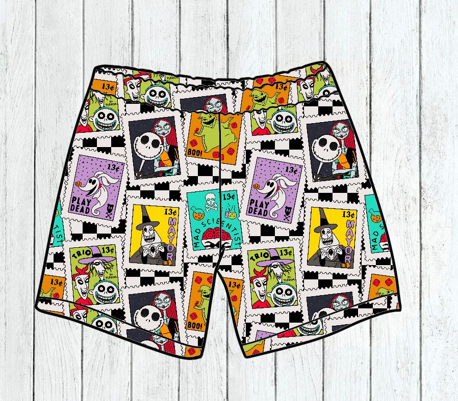 Calções estampados com personagens e frases em padrão de selos coloridos sobre fundo branco