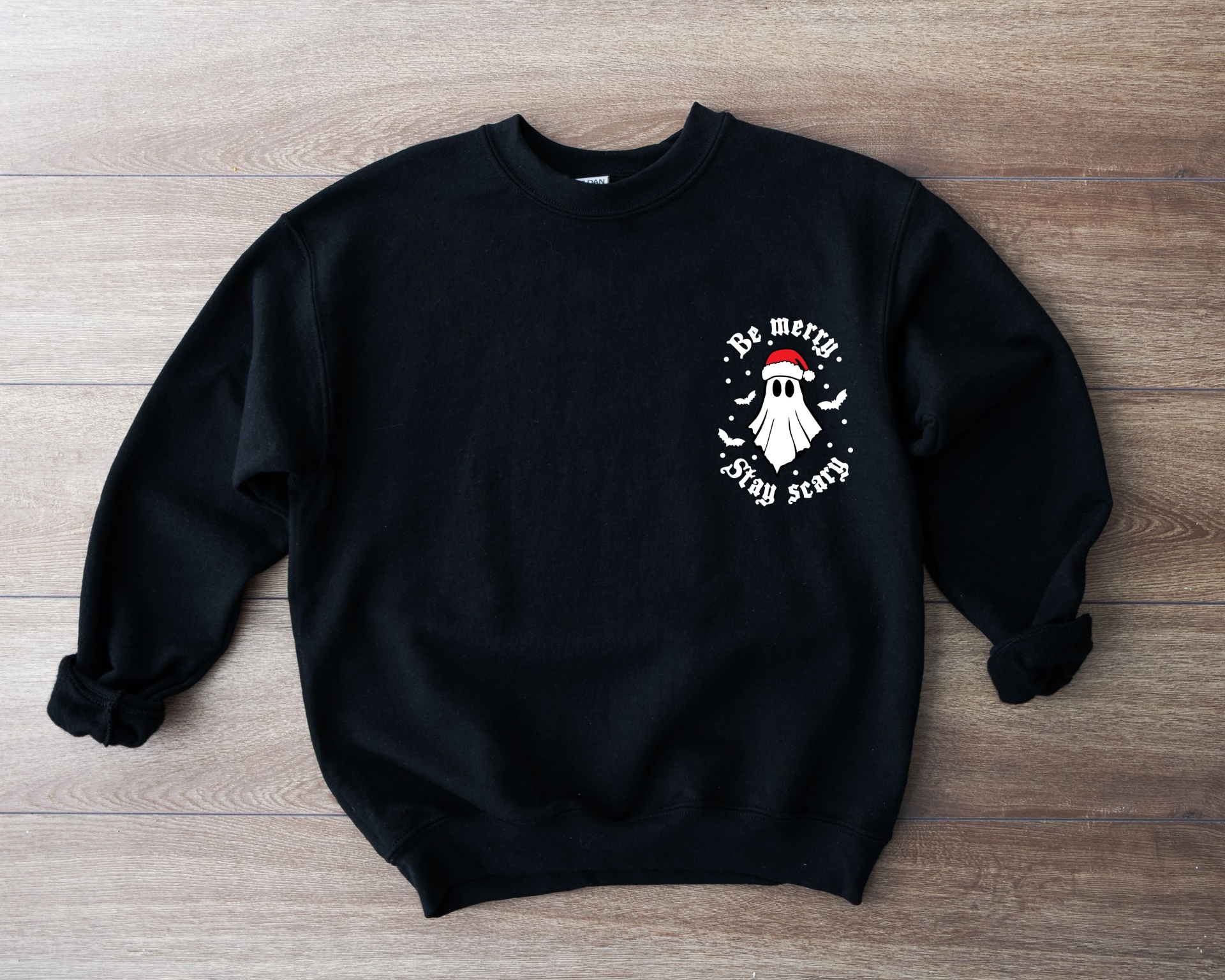 Camisola preta com estampa branca de fantasma e texto 'Be merry, Stay scary'