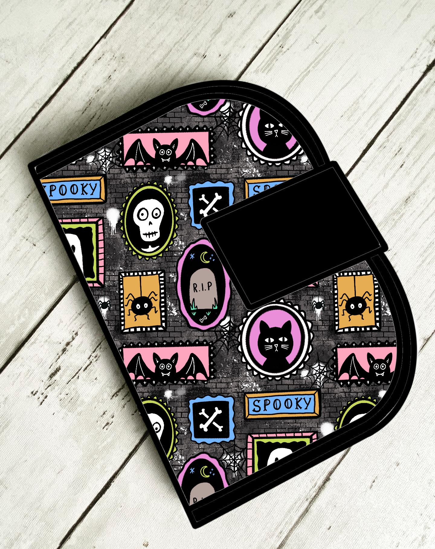 Carteira com padrão Halloween colorido e aba preta