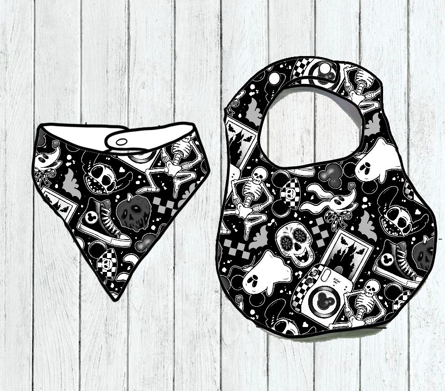 Babete e bandana para bebé com estampados de esqueletos e caveiras em preto e branco