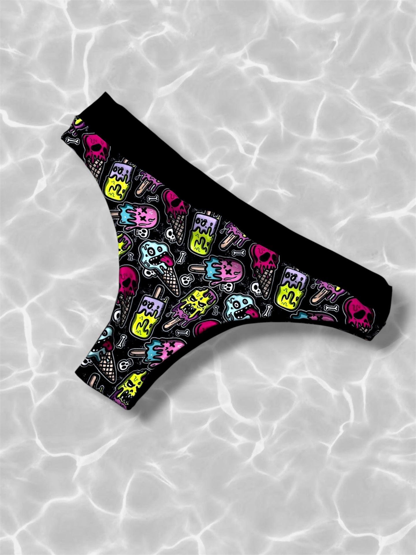 Cueca swimwear com padrão de gelados coloridos e caveiras em fundo preto