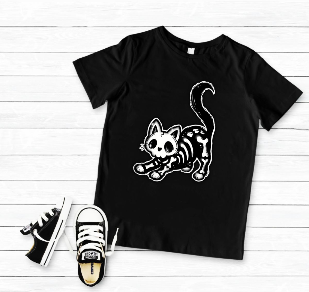 T-shirt preta com estampa de gato esqueleto branco e sapatilhas pretas com atacadores brancos